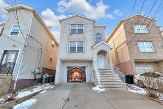 Building Photo - 614 Bond St