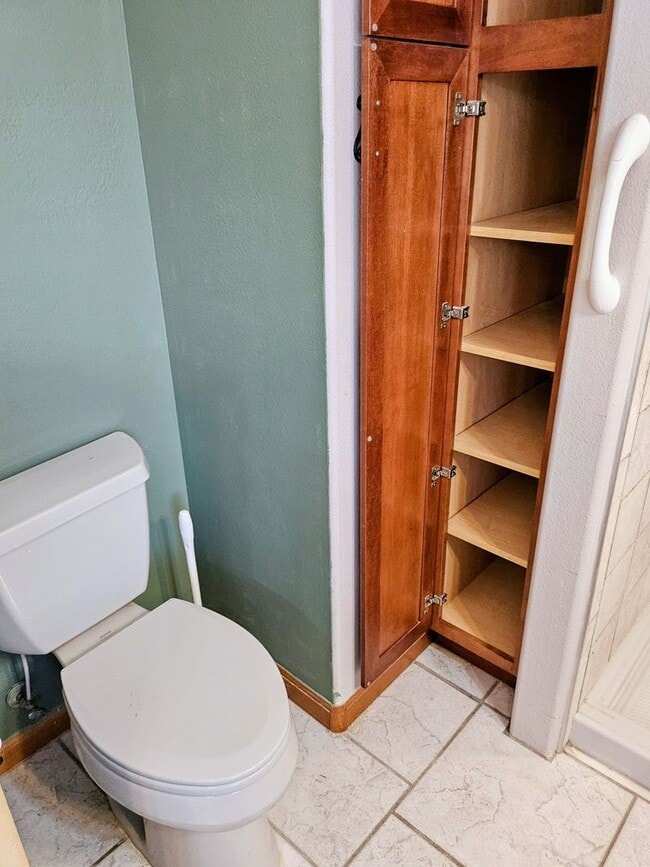 Building Photo - ALL PROSPECTIVE TENANTS MUST SUBMIT A $58 ...