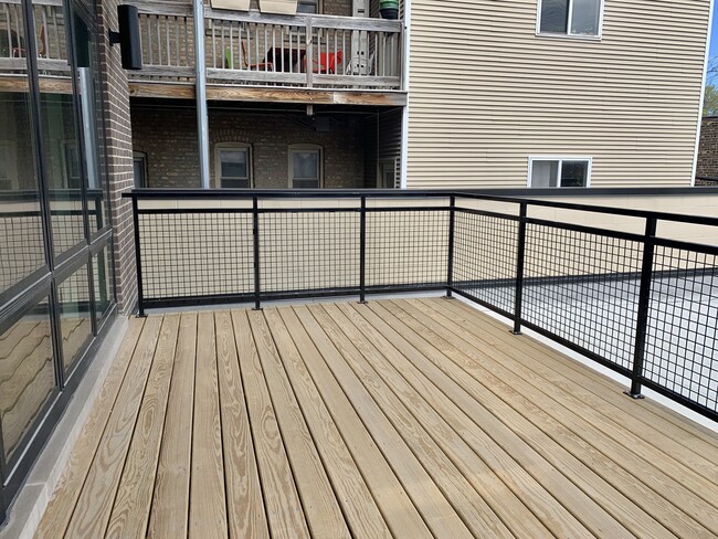 Building Photo - 4555 N Ravenswood Ave