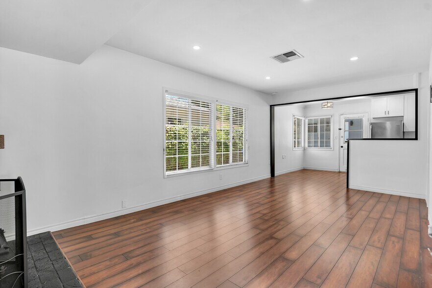 Building Photo - 5125 Canoga Ave