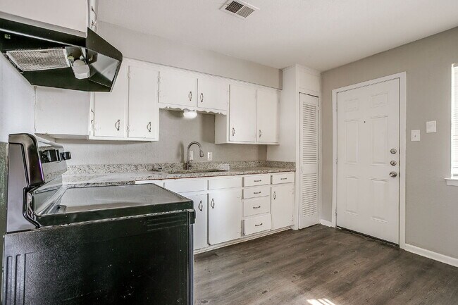 Building Photo - Cozy 2-Bed Duplex Available for Immediate ...