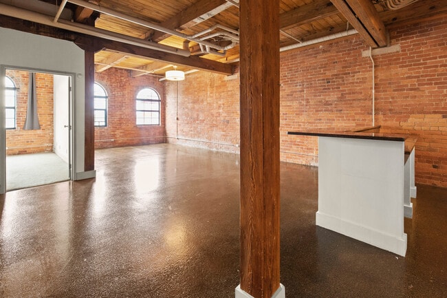Building Photo - 6533 E Jefferson Ave