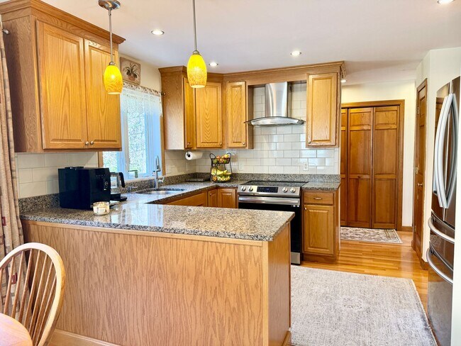 Building Photo - Meticulously Maintained 3BD/2.5BA Home in Quiet Westbrook Neighborhood!