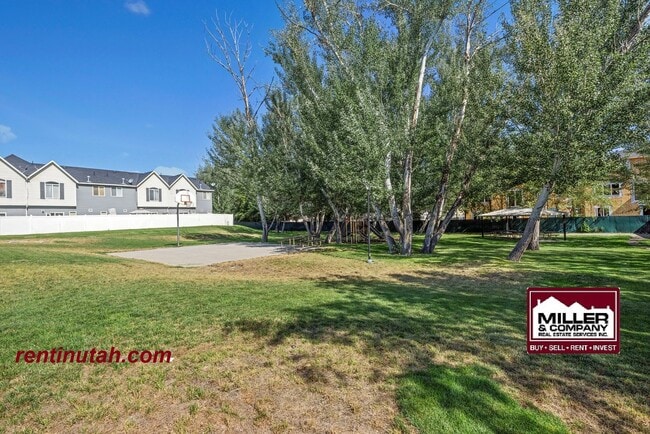 Building Photo - Cute Town House in gated community!!