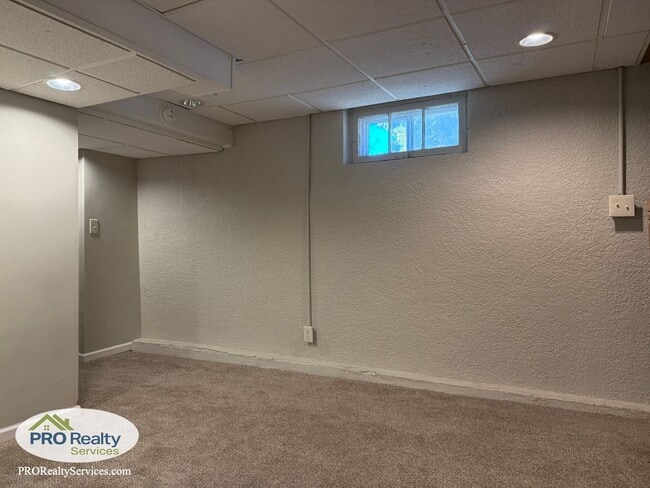 Building Photo - Updated 3 Bedroom House **Free November Re...