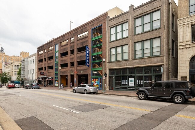 Building Photo - 1 bedroom, 1 bath updated condo in downtow...