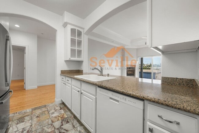 Building Photo - Renovated 2BD/2BA Condo Near Lake Merritt — Private Balcony & In-Unit Laundry