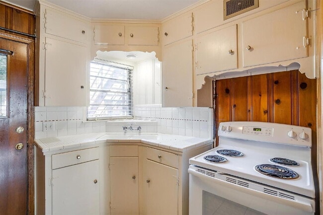 Building Photo - 2 Bedroom Apartment in Historic Monticello Neighborhood