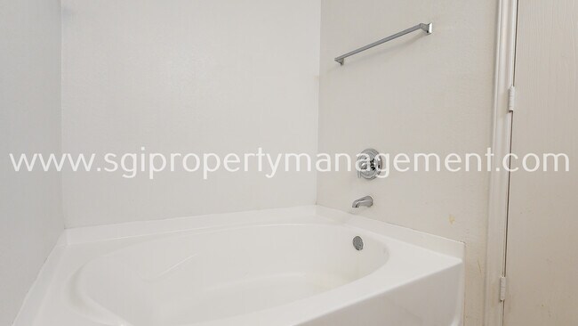 Building Photo - 2604 Bandera Pl