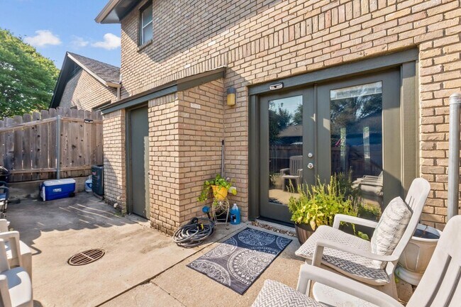 Building Photo - 1015 E Yager Ln