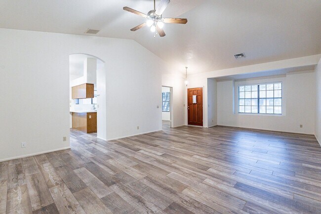 Building Photo - Charming 4-bedroom, 2-bathroom in Gilbert