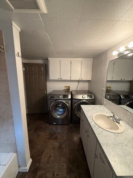 Building Photo - 406 E 43rd St