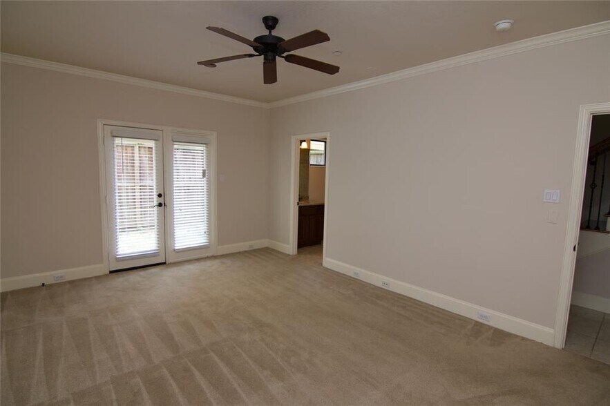 Building Photo - 6353 Richmond Ave