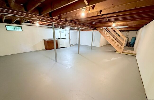 Building Photo - 28 James Ave