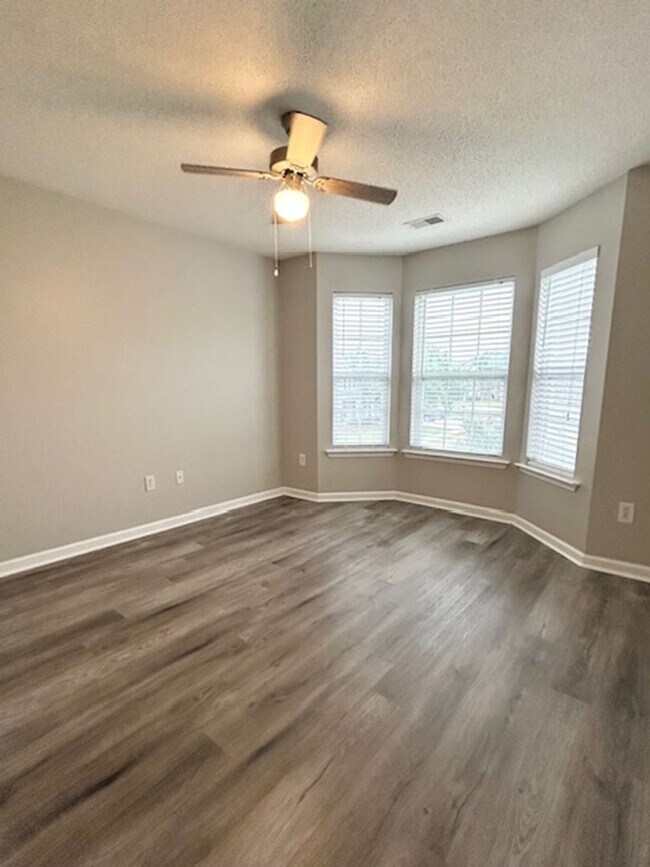 Building Photo - WELCOMING FOUR BEDROOM HOME IN WILLOWBROOKE