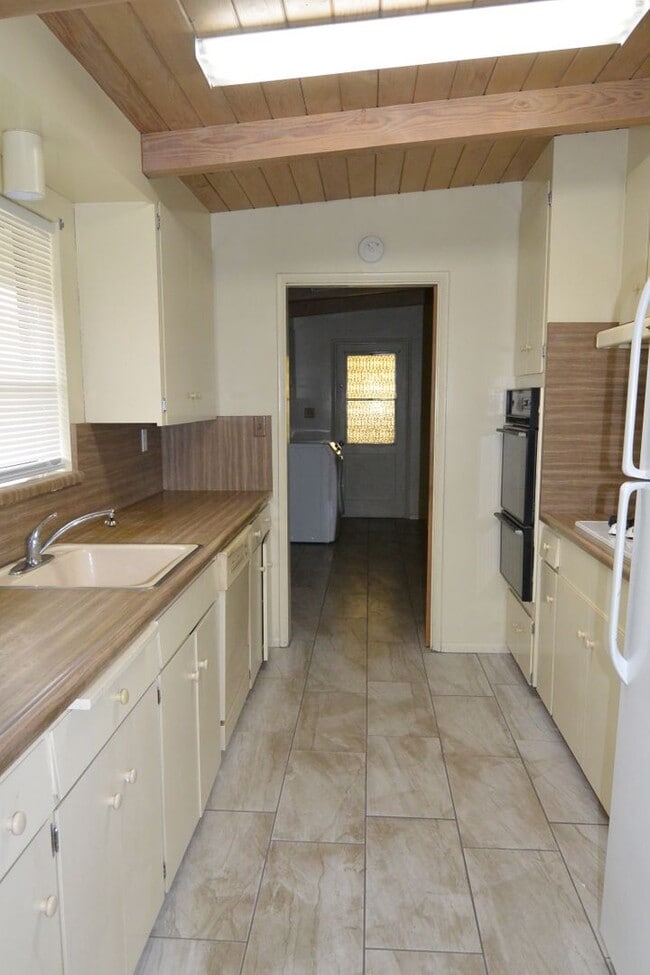 Building Photo - 108 N Crenshaw St