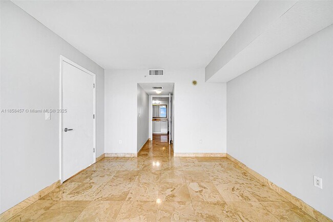 Building Photo - 1800 N Bayshore Dr