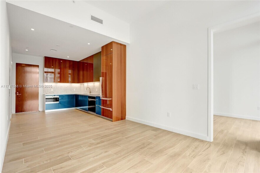Building Photo - 2655 S Bayshore Dr