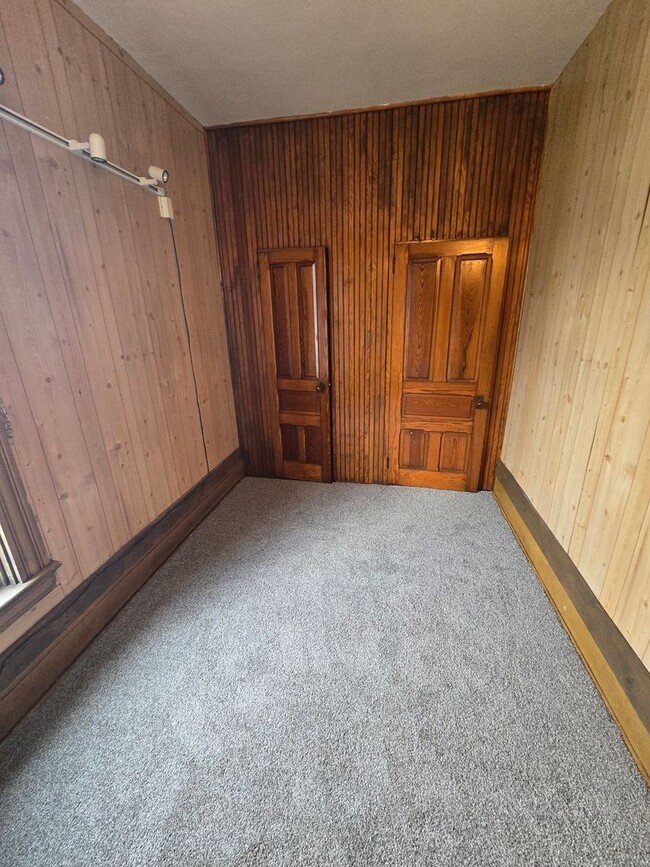 Building Photo - 4 Bedroom House convenient to nearby Hospi...