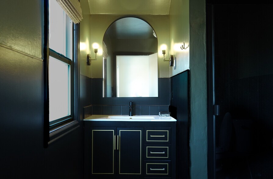 Building Photo - 4603 NE Irving St