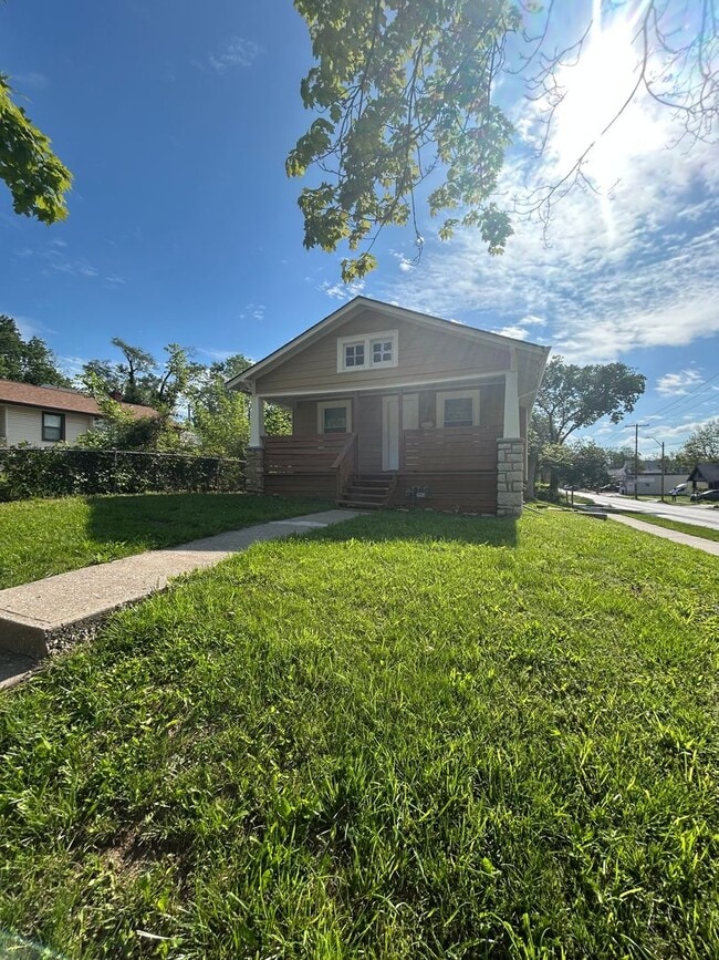 Building Photo - 2 Bed 1 Bath House!! $995.00