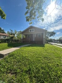 Building Photo - Cute & Convenient! 2-Bedroom Home Minutes ...