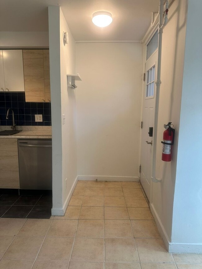 Building Photo - Modern Basement Unti 1 Bedroom/1 Bath, Recently renovated, new stainless steel appliances, floori...