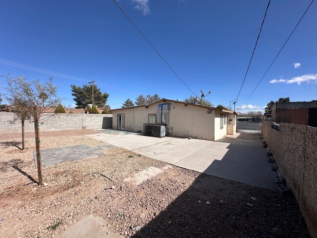 Building Photo - 2 BED 2 BATH WITH A HUGE BACKYARD IN THE H...