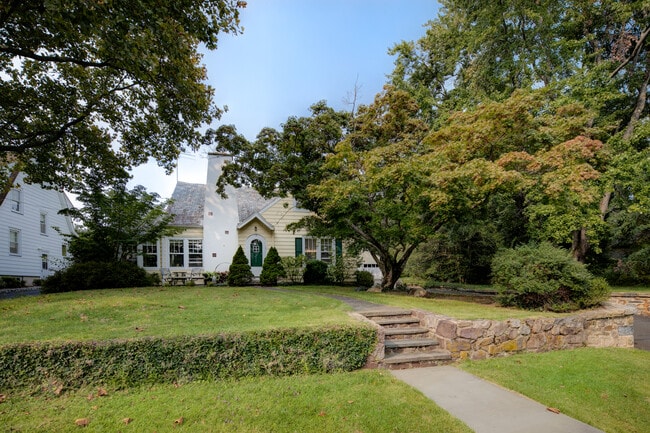 Building Photo - 10 Valley View Ave