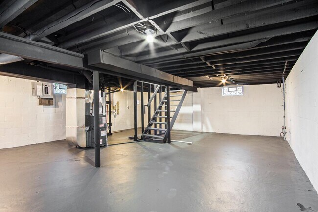 Building Photo - 2105 Elwood Ave