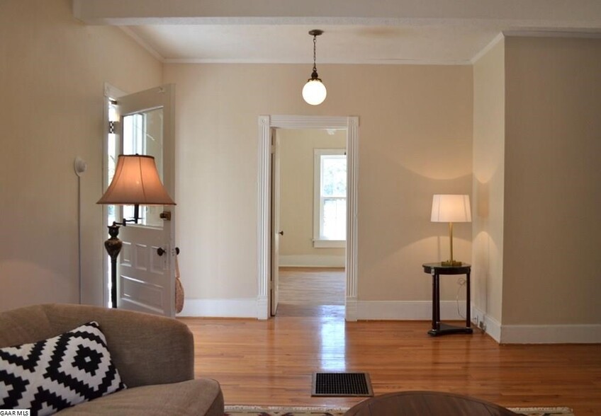 Building Photo - 928 Rockway St