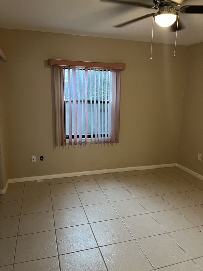 Building Photo - Updated 2BR/2.5BA Townhome w/ Office + Gar...