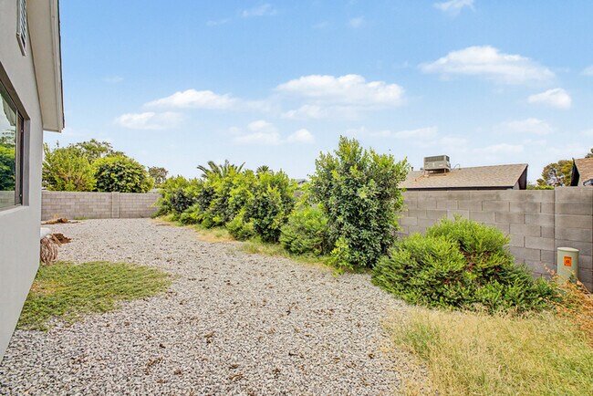 Building Photo - 3701 E Ludlow Dr
