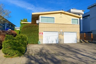 Building Photo - 2Bd/1Ba Seattle Triplex