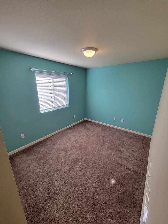 Building Photo - Spacious 3 Bedroom Home in Silverdale!