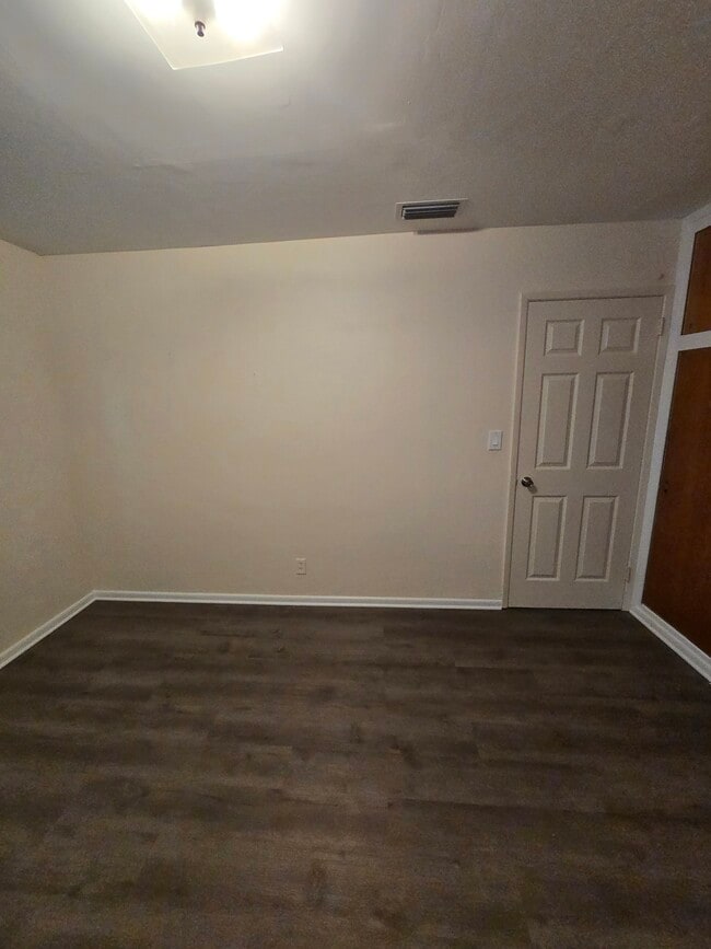 Building Photo - 336 Greenbriar Dr