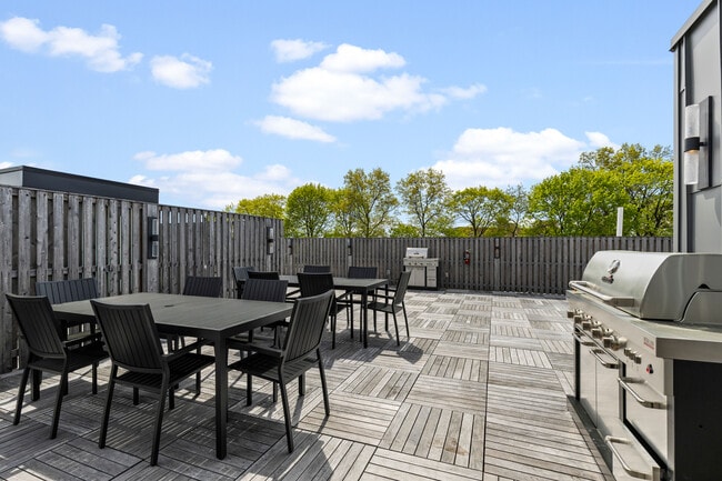 Building Photo - 33 Calvert St