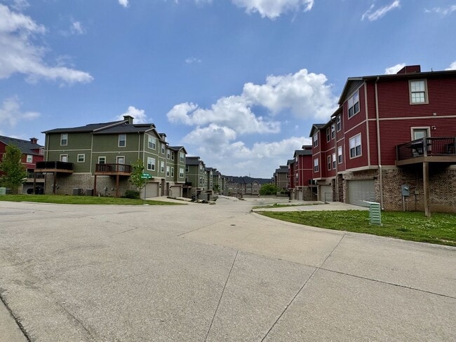Building Photo - Nice 2 bedroom townhome close to I-49