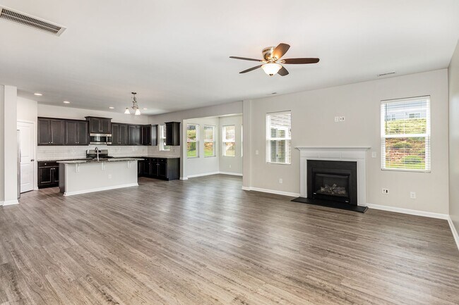 Building Photo - Beautiful 3BR 2.5BA plus a spacious loft! ...