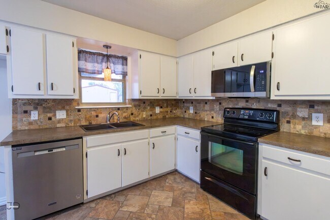 Building Photo - 1302 Mockingbird Dr