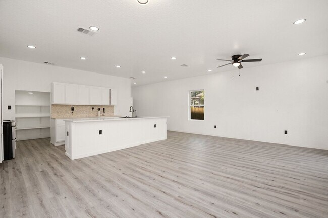 Building Photo - Spacious 3BR House in San Antonio Close to...