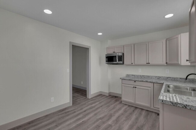 Building Photo - 807-809 E Deshler Ave