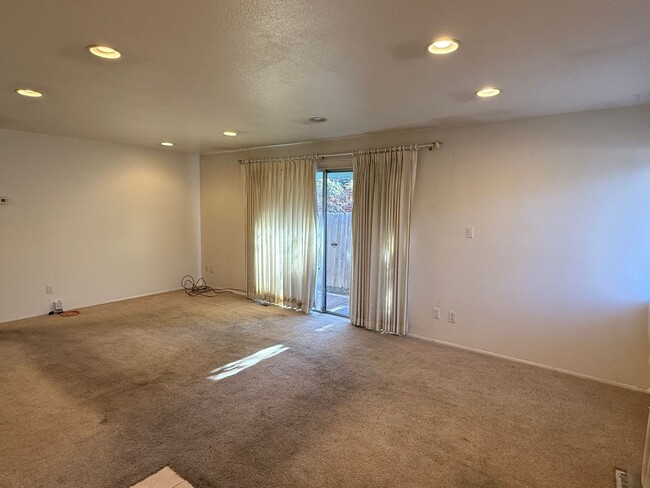 Building Photo - 2 bedroom, 2 bath is just minutes from Mid...