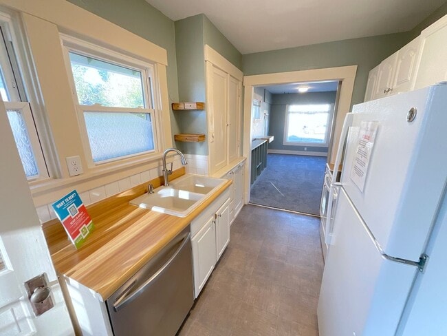 Building Photo - 1 Bedroom Home Available Near Colorado Ave & S 10th St!