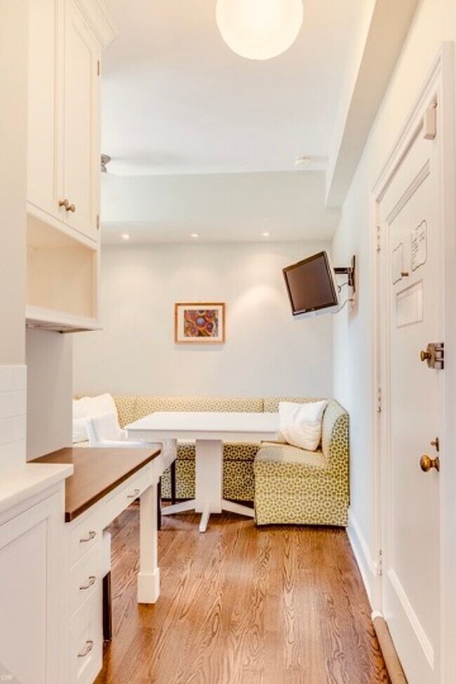 Building Photo - Exquisite 2-Bed, 2-Bath Luxury Condo in th...