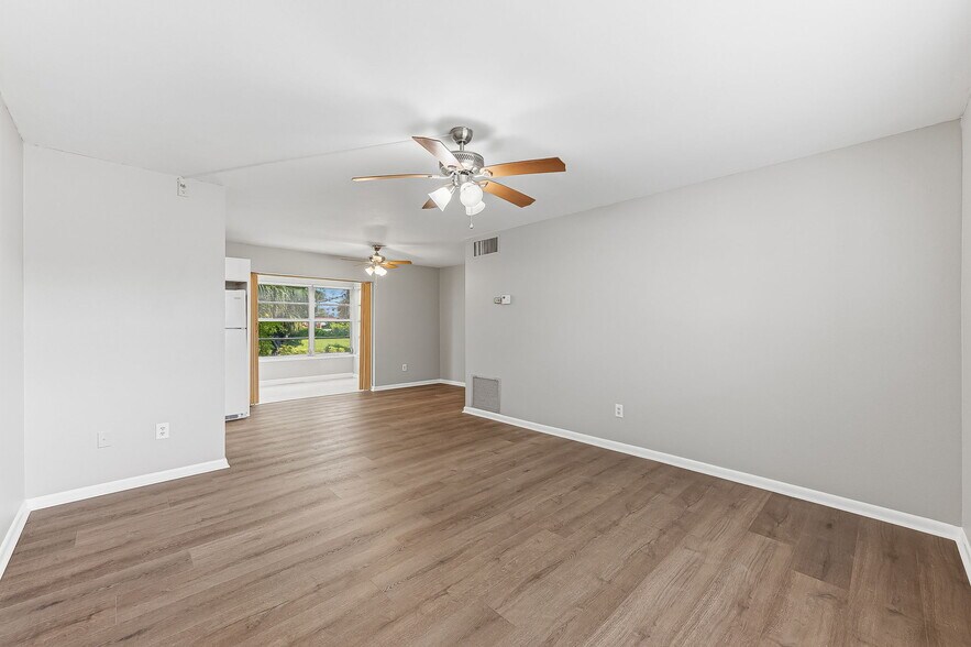 Building Photo - 1514 Edgewater Cir
