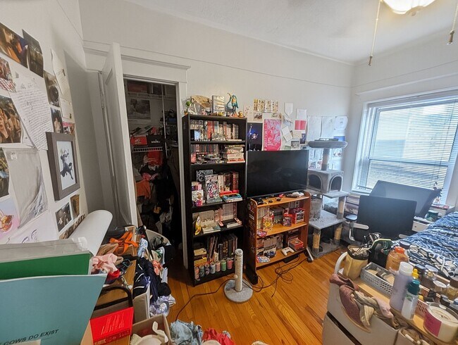 Building Photo - Large 3-bed/1-bath Apartment in the Heart of Rogers Park!