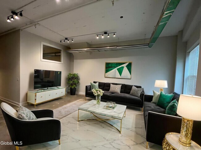 Building Photo - 733 Broadway