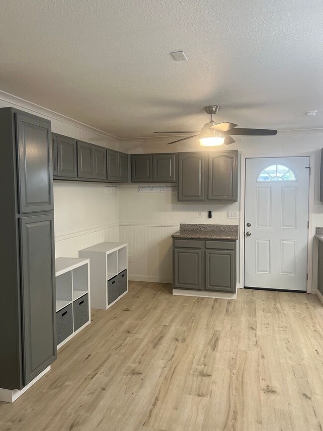 Building Photo - Charming 1 bedroom home