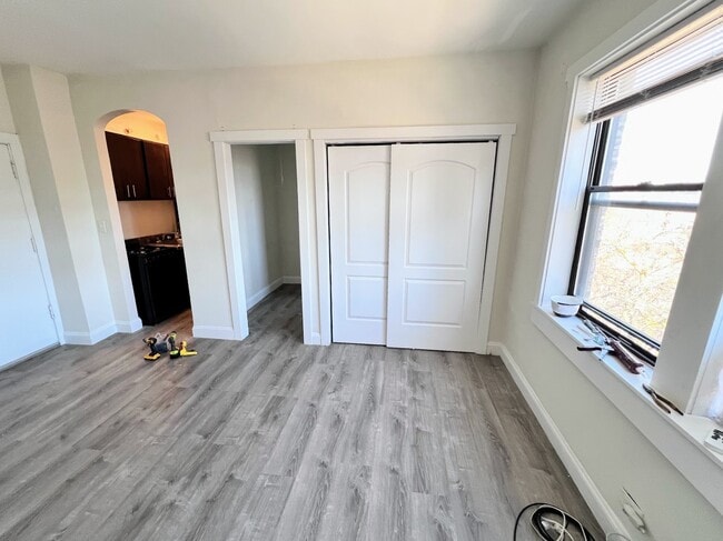 Building Photo - 839 W Sheridan Rd